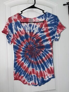 No Boundaries Red White & Blue Spiral Tie-Dye V-Neck Tee